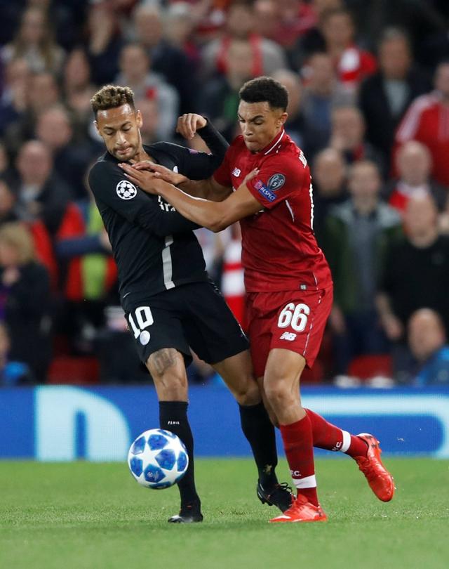 继C罗和小卢卡斯后，奥斯梅恩是第三位欧冠客场对贾府戴帽的球员（奥斯梅恩继C罗、小卢卡斯之后，成为欧冠客场对贾府上演帽子戏法的第三人）