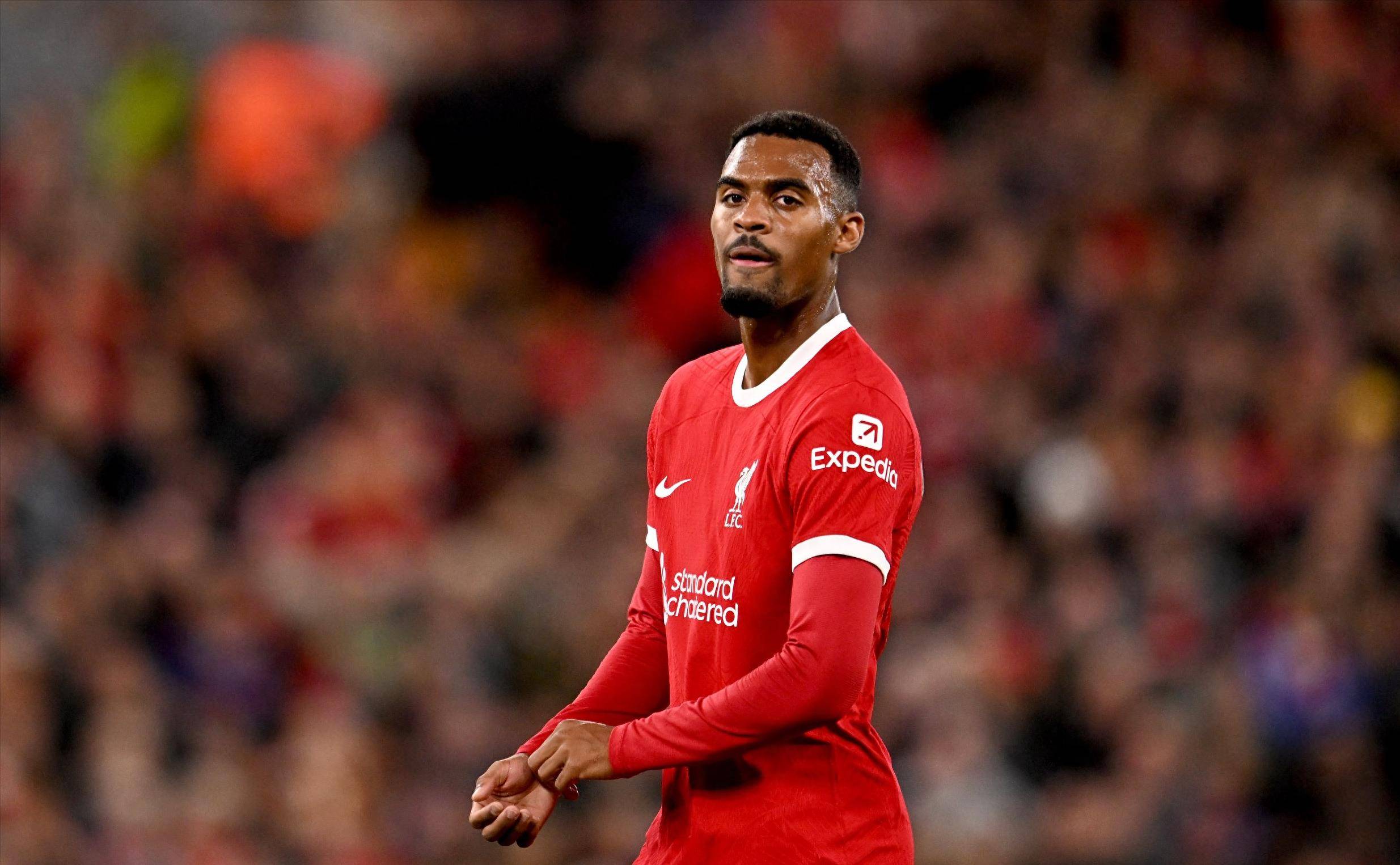 利物浦暂时摆脱困境，但斯洛特执教仍存疑，维尔茨与基耶萨表现关键，战术调整引发争议。