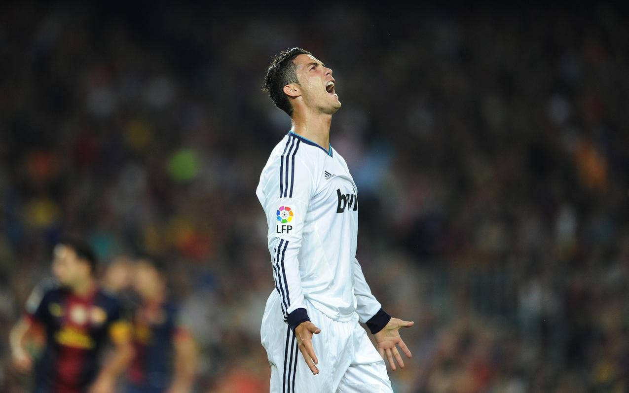 女足英联杯中发生暴力冲突，一名球员抓住对手脖子将其摔倒