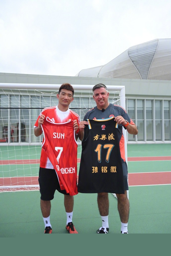 詹姆斯篮下强打稳定胜局