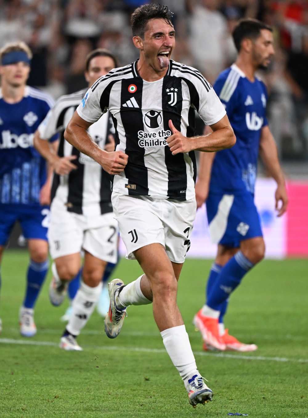 绽放北京足球披金挂银女足、青训、群众赛事均创佳绩（北京足球捷报频传：女足争金夺银，青训与群众赛事齐创佳绩）