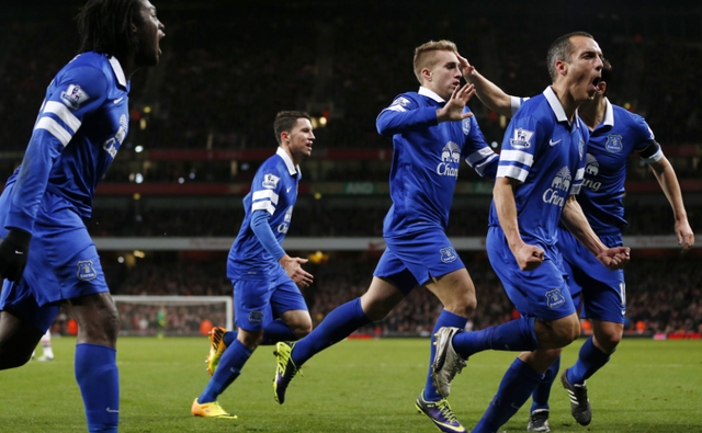 曼联发布年终大合影，眼尖球迷发现谢什科像是被P上去的（曼联晒年终合照，细心球迷称谢什科疑似后期拼接）